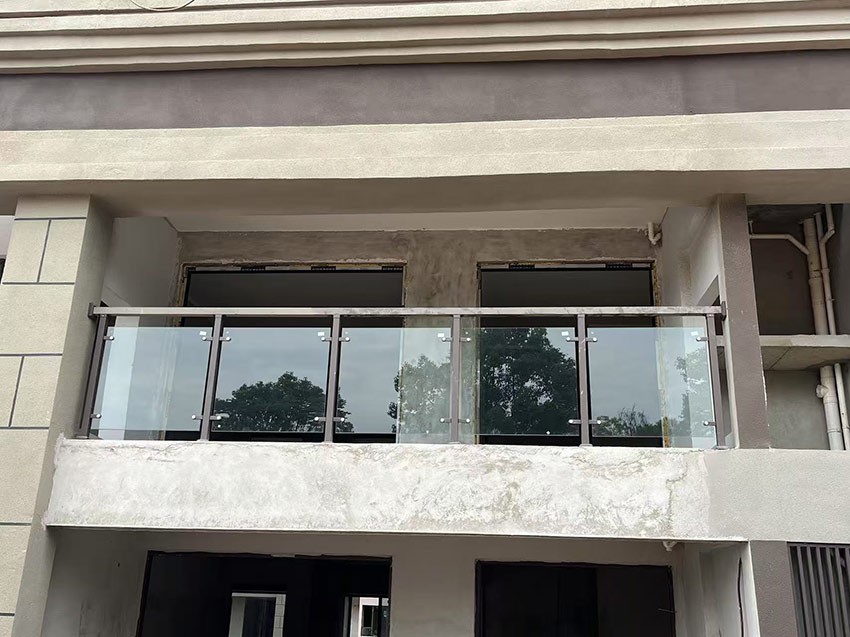 玻璃陽台欄杆（gǎn）